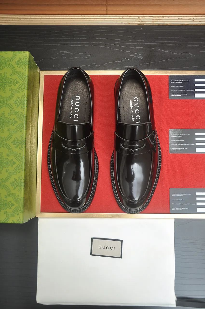 Men's shoes💰500💶Italy's top luxury men's shoe giant (GUCCI) (Gucci) (full cowhide lining) new arrival🍃Original European style🔰 Pleasant to the eye😍In order to make the shoes more durable and non-deformable🌀The production continues to follow traditional methods but there is still no lack of innovation💪Choose original sheepskin for the leather♻️ Smooth and natural And extra bright ⭐Made of imported cowhide, the first choice of rich people 38-45 (45 customized)